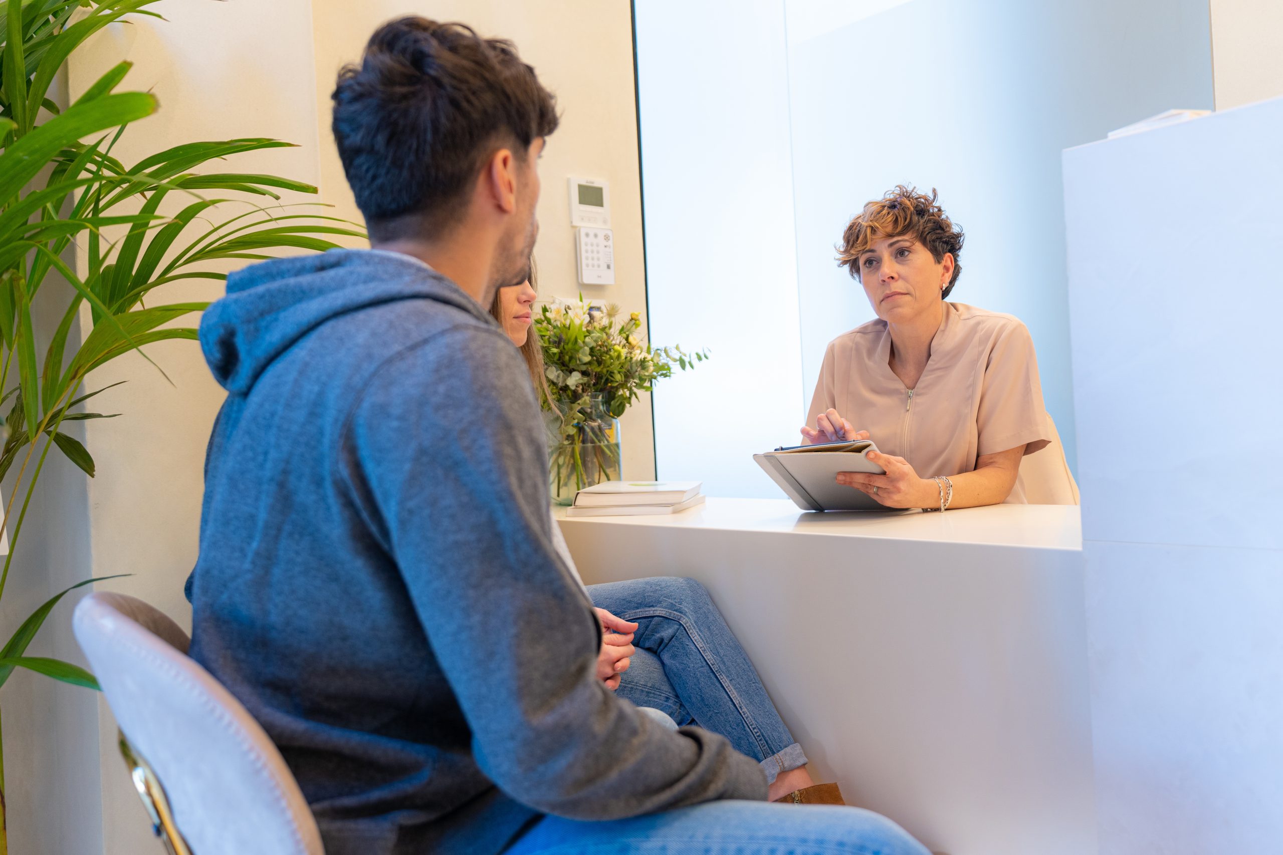 Can a registered hearing aid practitioners (RHAP) detect ear problems?